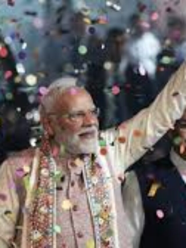 बिहार की प्रचंड जीत का जश्न, बीजेपी कार्यालय पहुंचे पीएम मोदी