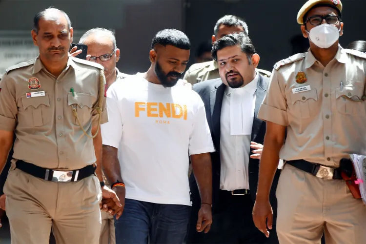 कुख्यात ठग सुकेश चंद्रशेखर, जिस पर पूर्व रैनबैक्सी प्रमोटर शिवेंद्र सिंह की पत्नी अदिति सिंह से 200 करोड़ रुपये की धोखाधड़ी करने का आरोप है,