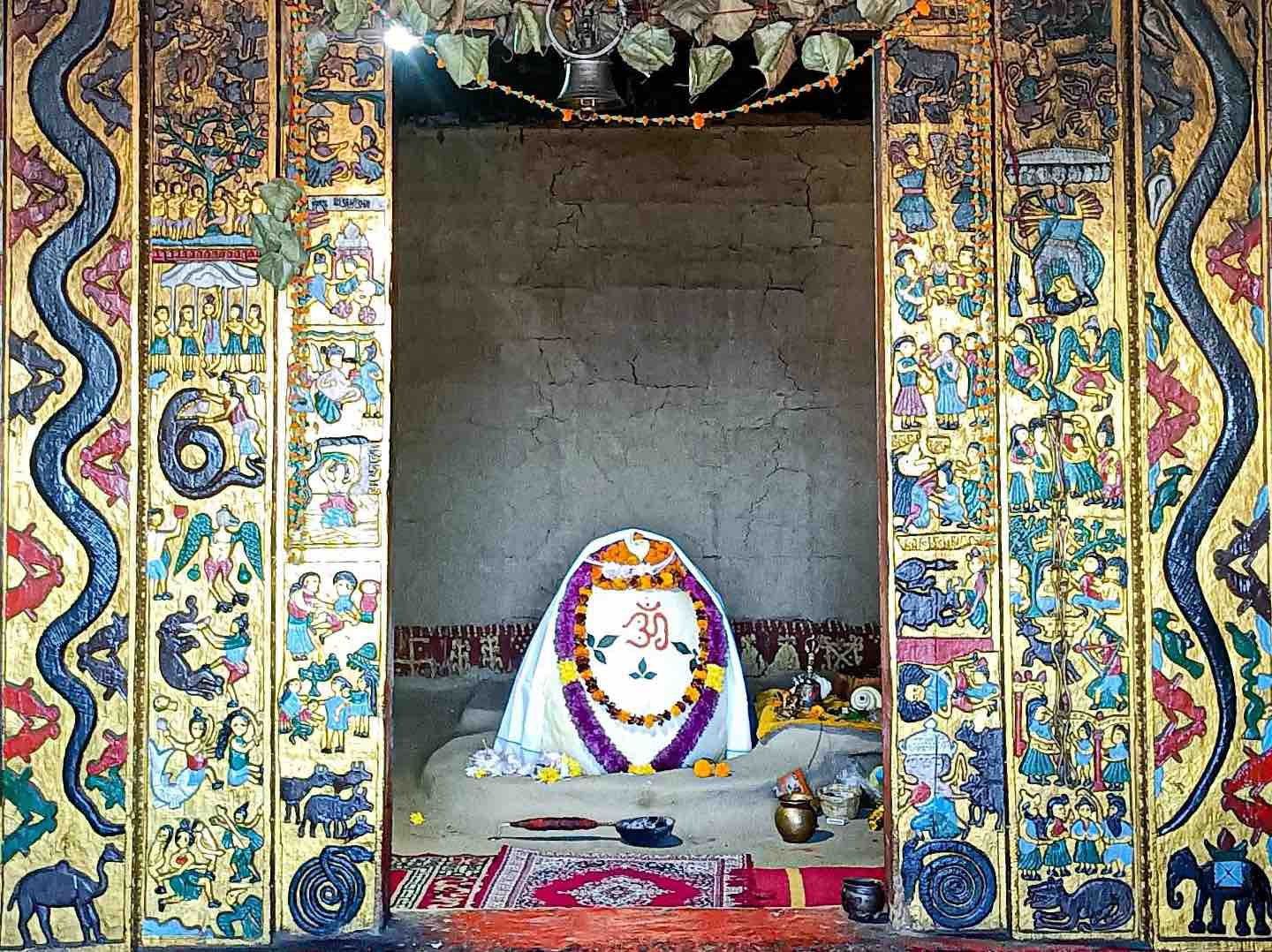 कुल्लू: हिमाचल प्रदेश के कुल्लू जिले में देव परंपरा का पालन करते हुए स्थित विश्व प्रसिद्ध बिजली महादेव मंदिर के कपाट श्रद्धालुओं के लिए तीन महीने की अवधि हेतु बंद कर दिए गए हैं।