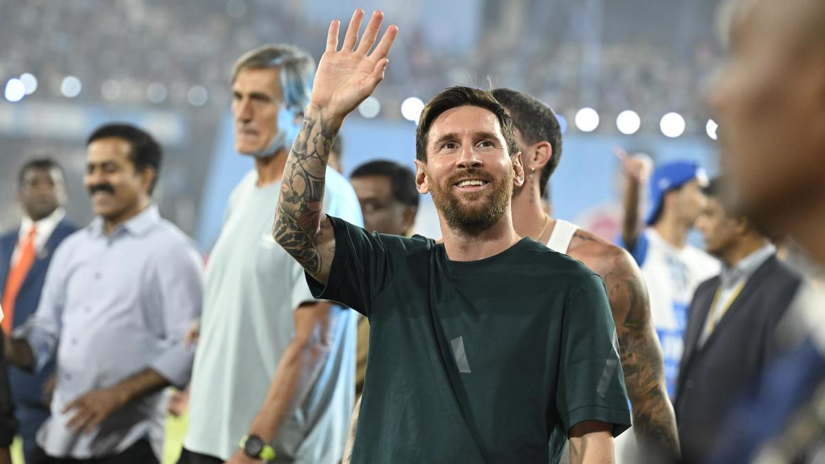 लियोनेल मेस्सी की जीवनी (हिंदी में), मेस्सी का जन्म परिवार, मेस्सी के क्लबों के गोल, मेस्सी का अर्जेंटीना करियर, मेस्सी का ओलंपिक स्वर्ण पदक, मेस्सी का 2022 विश्व कप, लियोनेल मेस्सी की उपलब्धियां, मेस्सी के अंतरराष्ट्रीय रिकॉर्ड, मेस्सी की वर्तमान टीम इंटर मियामी, मेस्सी का फुटबॉल इतिहास।