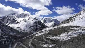 हिमाचल(HIMACHAL) के शिंकुला दर्रे पर ताज़ा बर्फबारी, ज़ंस्कार घाटी का रास्ता हुआ और मुश्किल