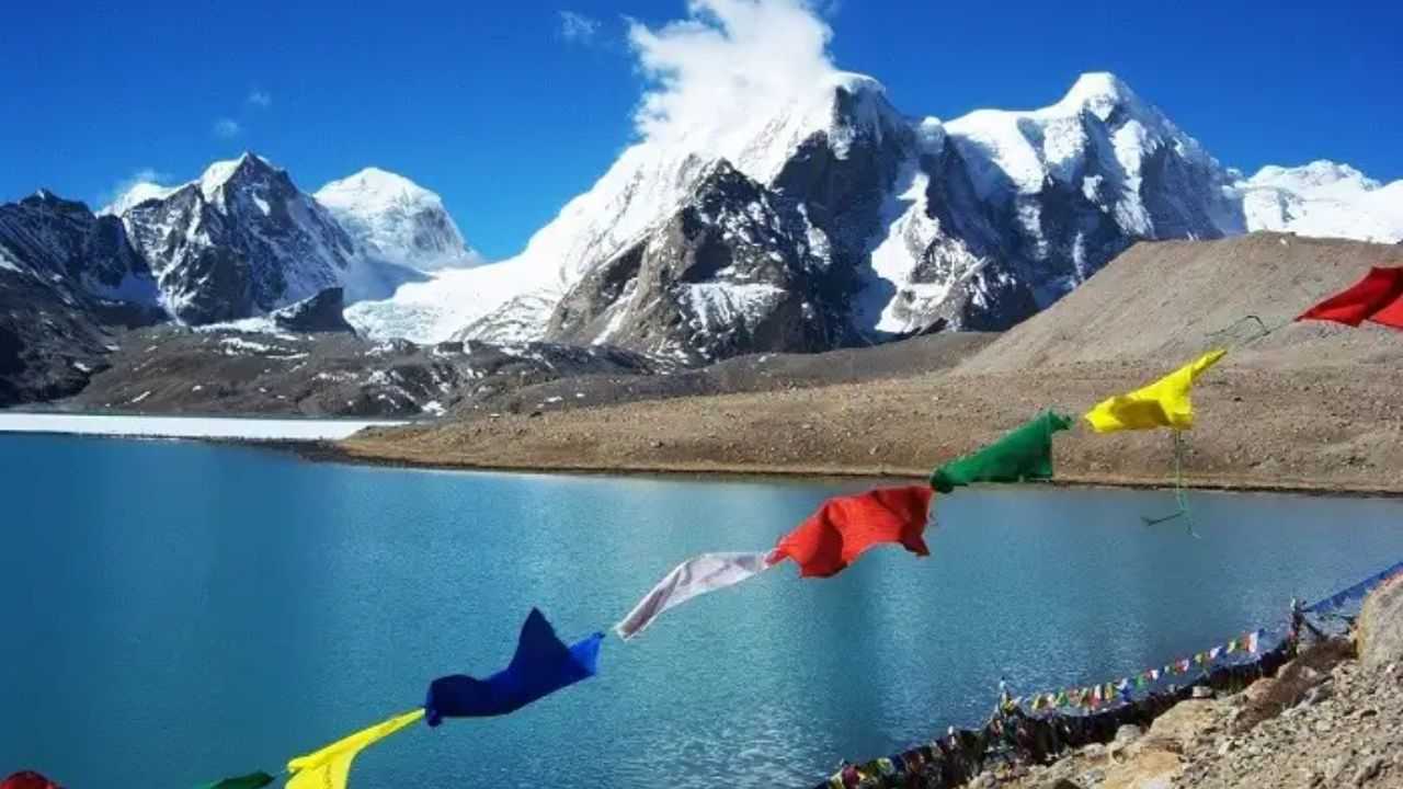 भारत में सर्दियों का एक अलग ही रोमांच होता है। जैसे ही दिसंबर और जनवरी का महीना आता है, उत्तर भारत के पहाड़ बर्फ की सफेद चादर ओढ़ लेते हैं।