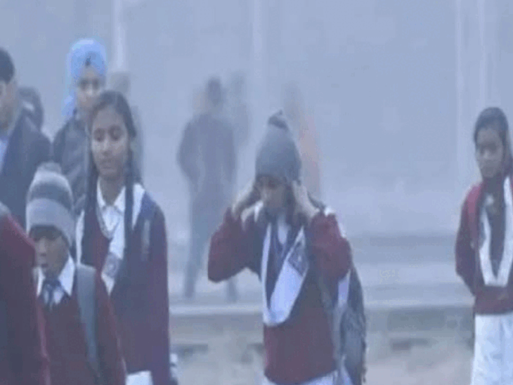 Punjab School Winter Holiday News In Hindi पंजाब में पड़ रही कड़ाके की ठंड और घने कोहरे को देखते हुए पंजाब सरकार ने स्कूली बच्चों को बड़ी राहत दी है।