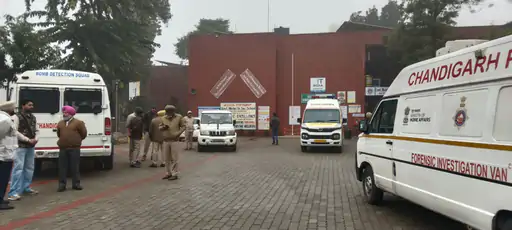Chandigarh Schools Bomb Blast Threat news in hindi