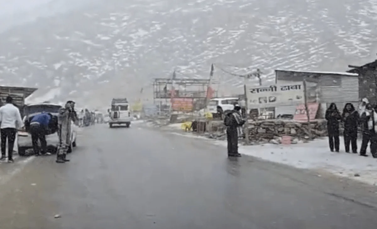 Himachal Pradesh News in Hindi: हिमाचल प्रदेश में नए साल 2026 का स्वागत प्रकृति ने बेहद खूबसूरत तरीके से किया है।