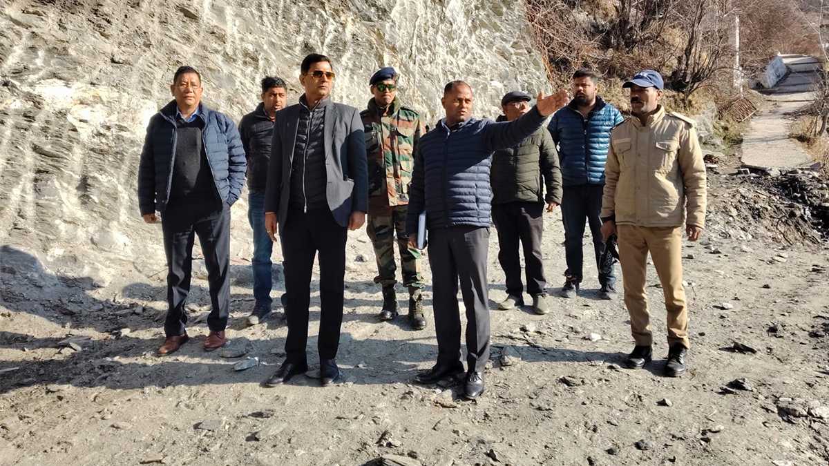 चारधाम यात्रा मार्ग निरीक्षण के दौरान सचिव लोक निर्माण