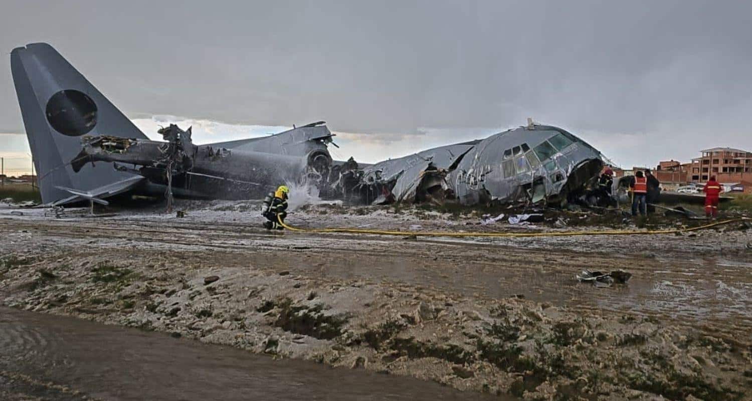 Bolivia Air Force Hercules Plane Crash Off Runway news in hindi: दक्षिण अमेरिकी देश बोलीविया से एक भीषण विमान दुर्घटना की खबर सामने आई है।