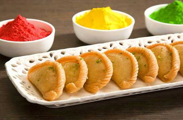 Holi Special Gujiya Recipe In Hindi: होली पर घर पर बनाए शाही मावा गुझिया गुझिया के बिना होली की कल्पना करना भी मुश्किल है।