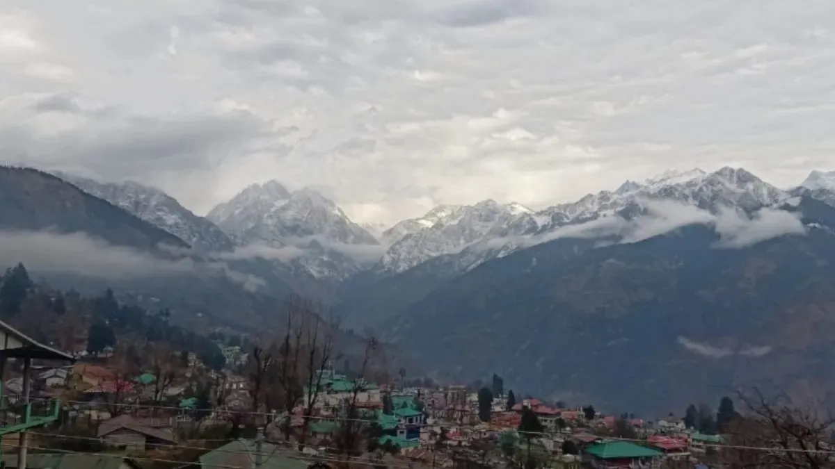 Uttarakhand weather update 2026: पश्चिमी विक्षोभ की सक्रियता के चलते उत्तराखंड के पर्वतीय क्षेत्रों में मौसम ने एक बार फिर खतरनाक रुख अख्तियार कर लिया है