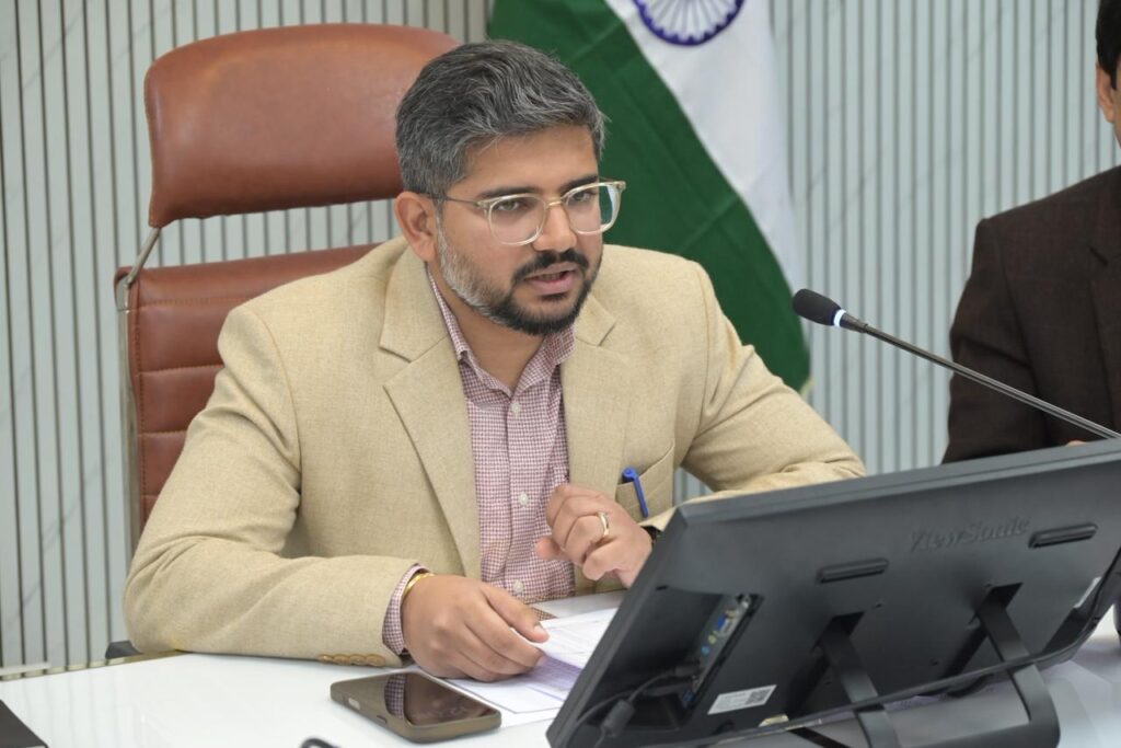 देहरादून सीडीओ अभिनव शाह समीक्षा बैठक