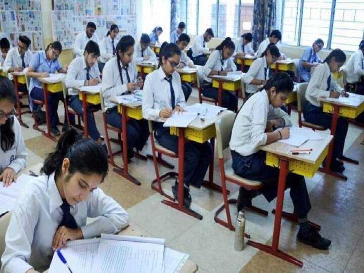Uttarakhand CBSE Board Exams 2026: उत्तराखंड में सीबीएसई (CBSE) बोर्ड की परीक्षाएं 17 फरवरी, 2026 से हर्षोल्लास और कड़ी सुरक्षा के बीच शुरू हो गई हैं।