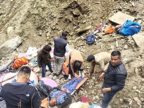 Uttarakhand Accident News In Hindi:चमोली (उत्तराखंड): उत्तराखंड के पहाड़ी रास्तों पर रफ्तार और भौगोलिक चुनौतियों के कारण हादसों का सिलसिला थम नहीं रहा है।