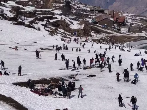 Uttarakhand Weather Today news In Hindi: देहरादून, उत्तराखंड में पिछले कुछ दिनों से खिली चटख धूप और बढ़ते तापमान के बीच अब एक बार फिर मौसम करवट लेने वाला है।