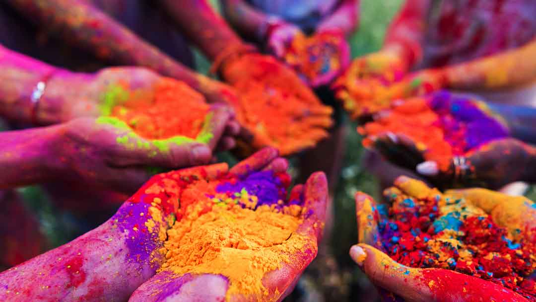 Holi Festival Dates 2026 News In Hindi: भारत त्योहारों का देश है, और यहाँ हर पर्व का अपना एक विशिष्ट महत्व है। इन्हीं में से एक सबसे प्रमुख और जीवंत त्योहार है
