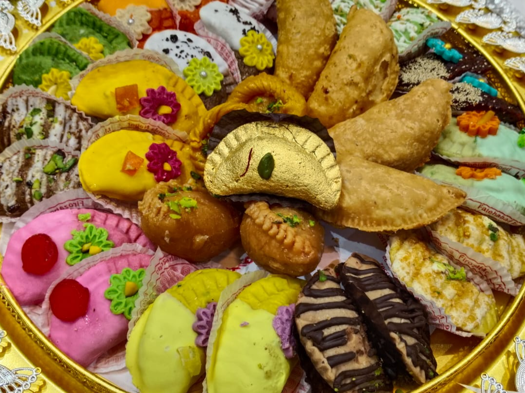 Why is Gujhiya made on Holi? News In Hindi: गुझिया का सफर: इतिहास और उद्गम, गुझिया केवल एक मिठाई नहीं, बल्कि भारतीय त्योहारों, विशेषकर होली और दिवाली की पहचान है।