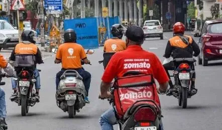 LPG Shortage Swiggy Zomato Order Drop 2026: भारत के महानगरों में इन दिनों रसोई गैस (LPG) की भारी किल्लत ने आम जनजीवन के साथ-साथ पूरे फूड डिलीवरी