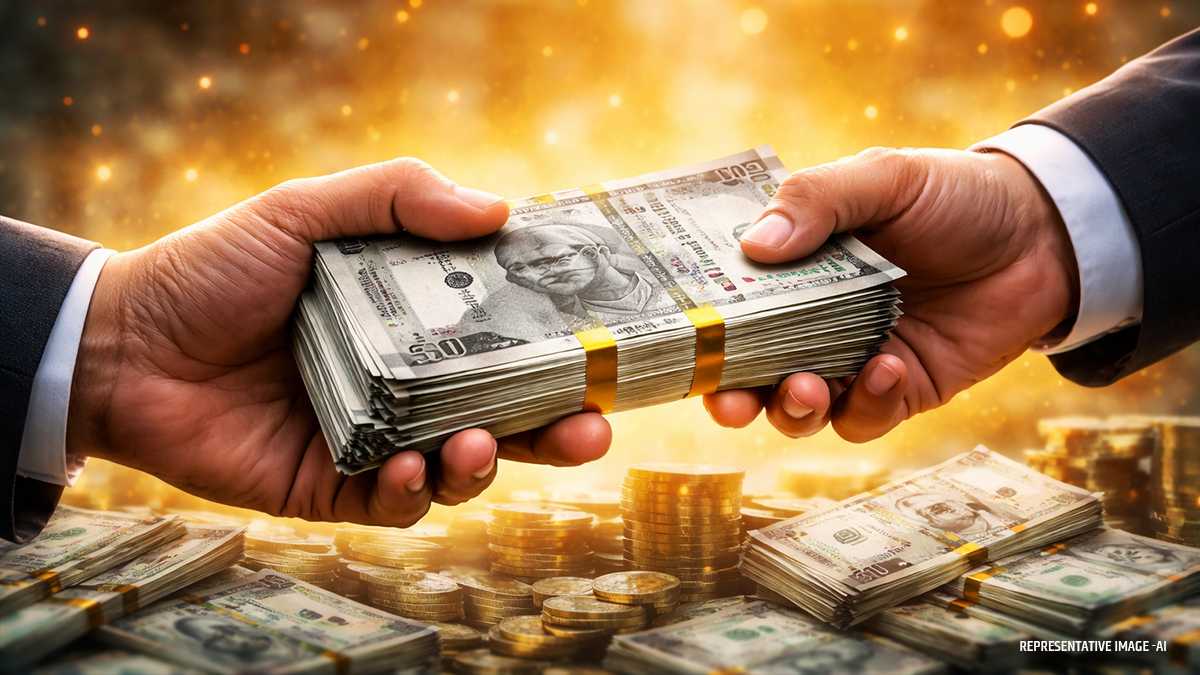 देहरादून रिश्वत लेते अधिकारी गिरफ्तार