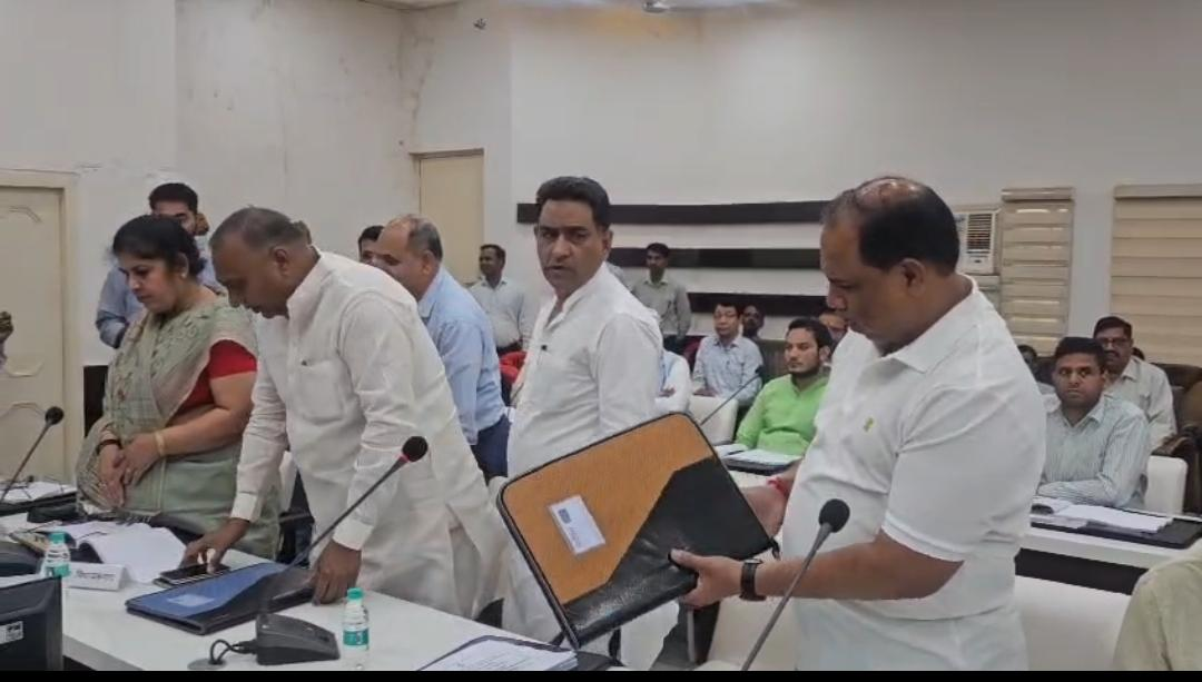 Haridwar district planning meeting:हरिद्वार जिला योजना बैठक, हंगामे की भेंट चढ़ी विकास की चर्चा, विपक्ष का 'ठेकेदारों वाली सरकार' का आरोप