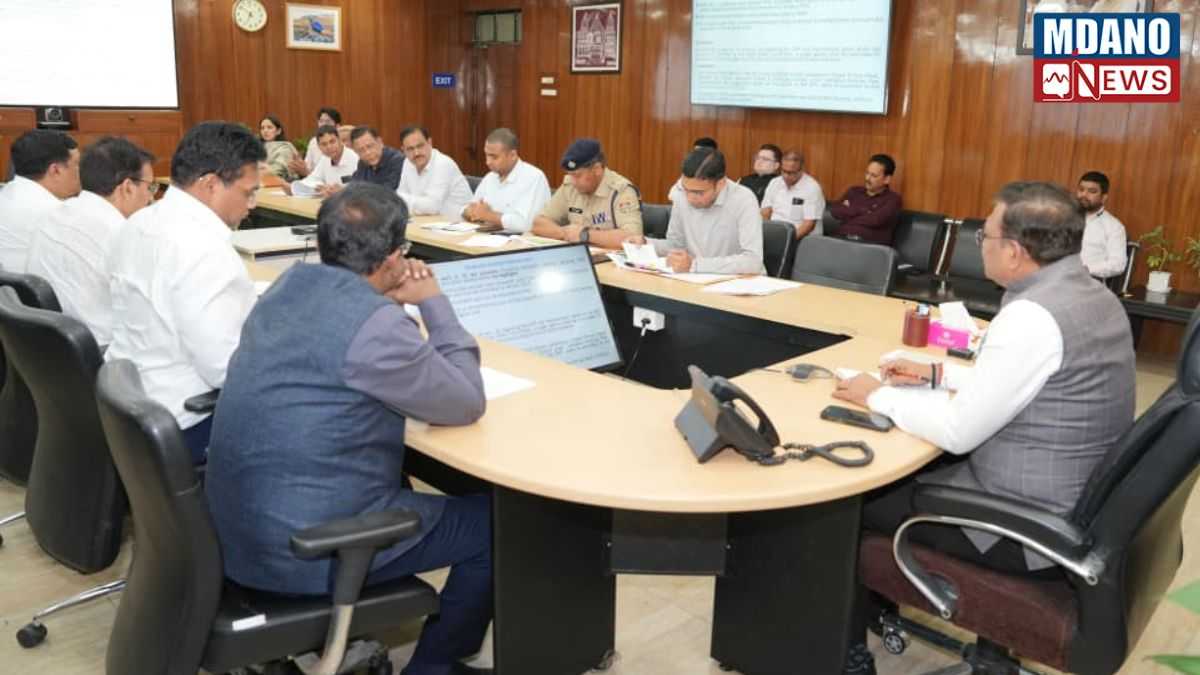 Dehradun Mobility Plan News In Hindi: उत्तराखंड के मुख्य सचिव आनंद बर्द्धन ने सचिवालय में देहरादून शहर की यातायात व्यवस्था को सुदृढ़ करने के लिए 'देहरादून मोबिलिटी प्लान' की अहम बैठक ली।