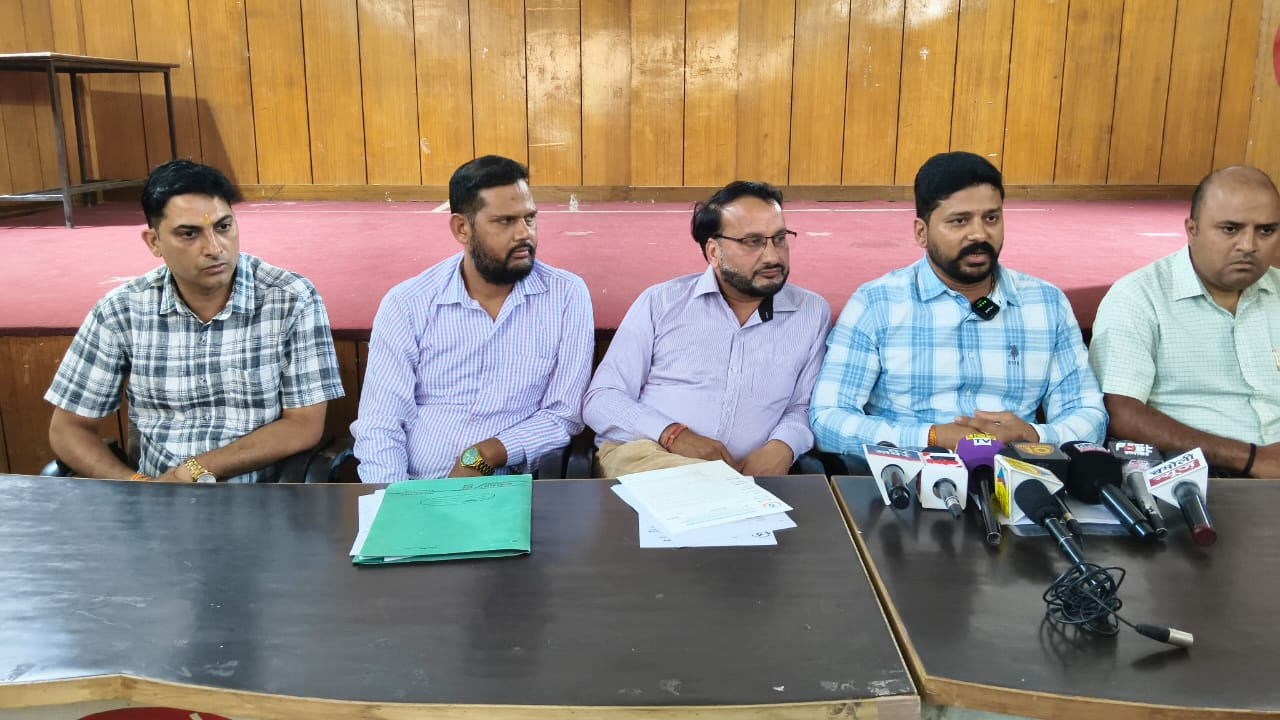 Uttarakhand News: मेडिकल लैब टेक्नोलॉजिस्ट ने दिखाए तेवर, मांगों को लेकर आंदोलन का ऐलान