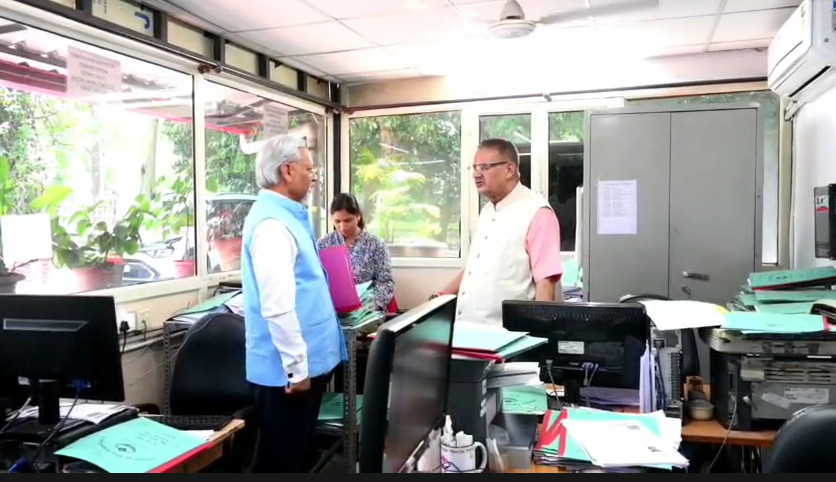 Dehradun Minister Ganesh Joshi On E-scooter: दुपहिया इलेक्ट्रिक वाहन से अचानक उपनल मुख्यालय पहुंचे मंत्री गणेश जोशी, अधिकारियों में मचा हड़कंप