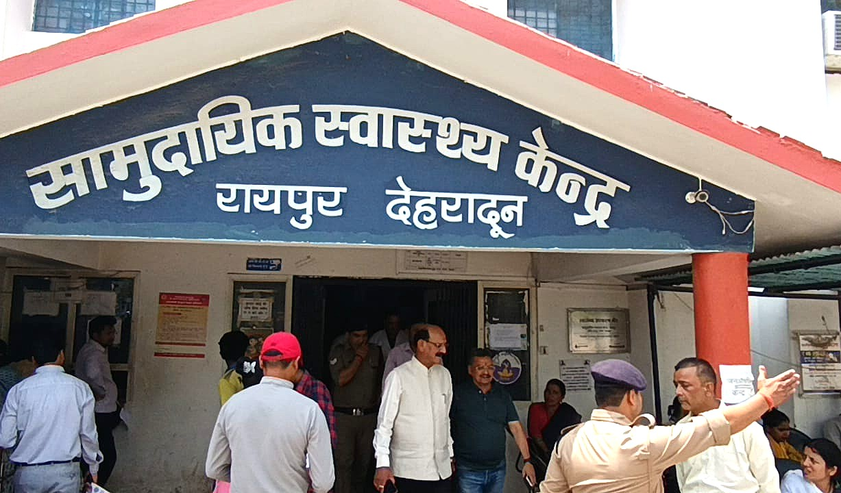 Uttarakhand News: स्वास्थ्य मंत्री सुबोध उनियाल का सीएचसी रायपुर पर औचक निरीक्षण, व्यवस्थाओं को परखा