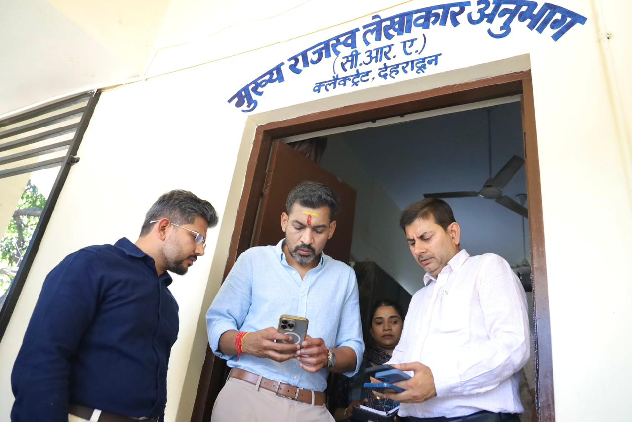 DM Dehradun Surprise Inspection News: देहरादून जिलाधिकारी डॉ. आशीष चौहान ने किया कलेक्ट्रेट का औचक निरीक्षण, कड़े दिशा-निर्देश जारी