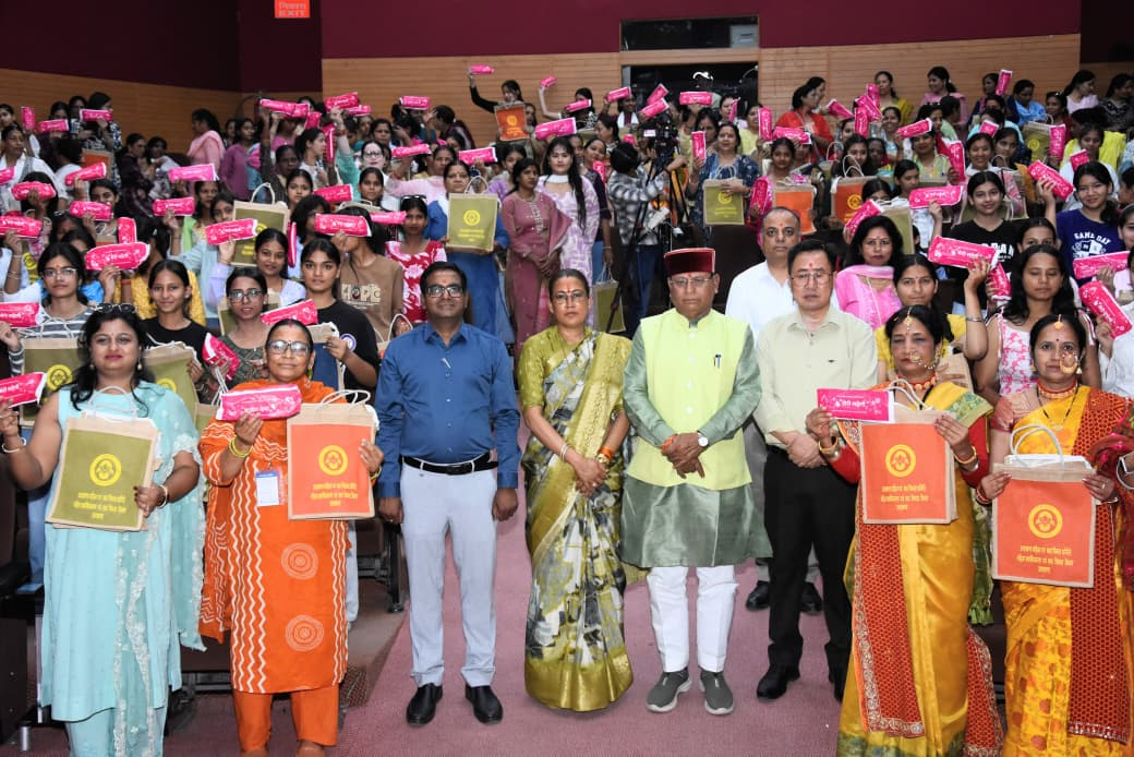 Uttarakhand News: विश्व मासिक धर्म स्वच्छता दिवस पर कैबिनेट मंत्री ने किया बालिकाओं को जागरूक