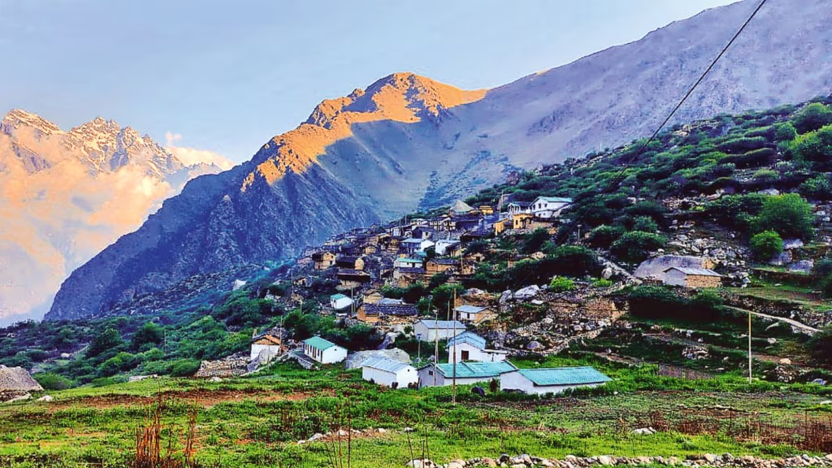 Uttarakhand Weather Update News: पिथौरागढ़-चमोली में बर्फबारी, 3 जिलों में बारिश से मौसम सुहावना