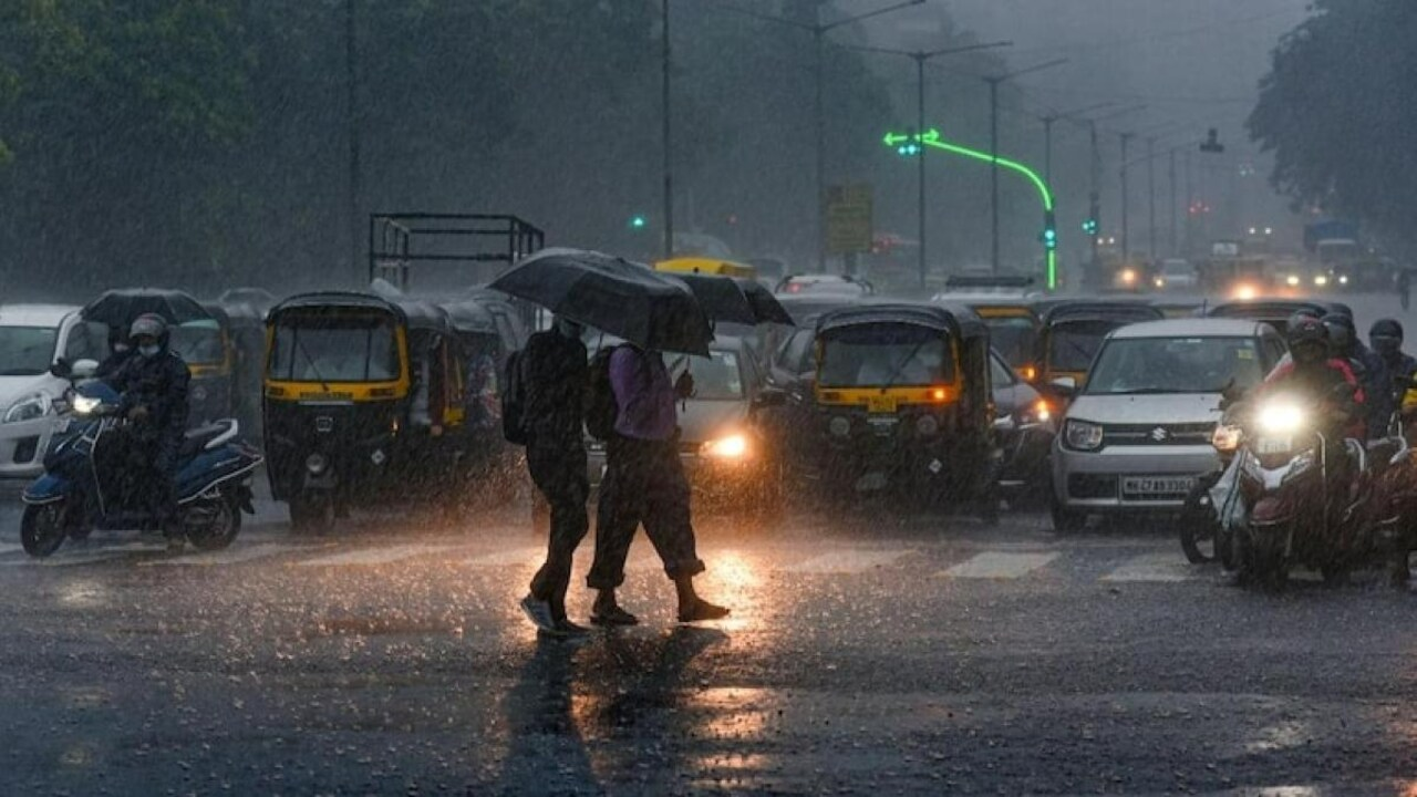 Uttarakhand Rain Orange Alert 2026: उत्तराखंड के 7 जिलों में ऑरेंज अलर्ट, पिथौरागढ़ में स्कूल बंद, नैनीताल में भारी बारिश से जनजीवन प्रभावित