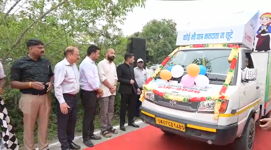 Dehradun News: जिलाधिकारी ने मतदाता जागरूकता रथ को दिखाई हरी झंडी