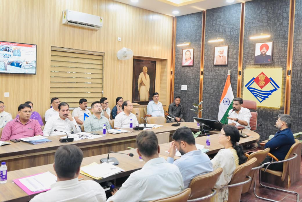 Dehradun Development Plan Review News: देहरादून विकास योजना समीक्षा, जिलाधिकारी आशीष चौहान निर्देश