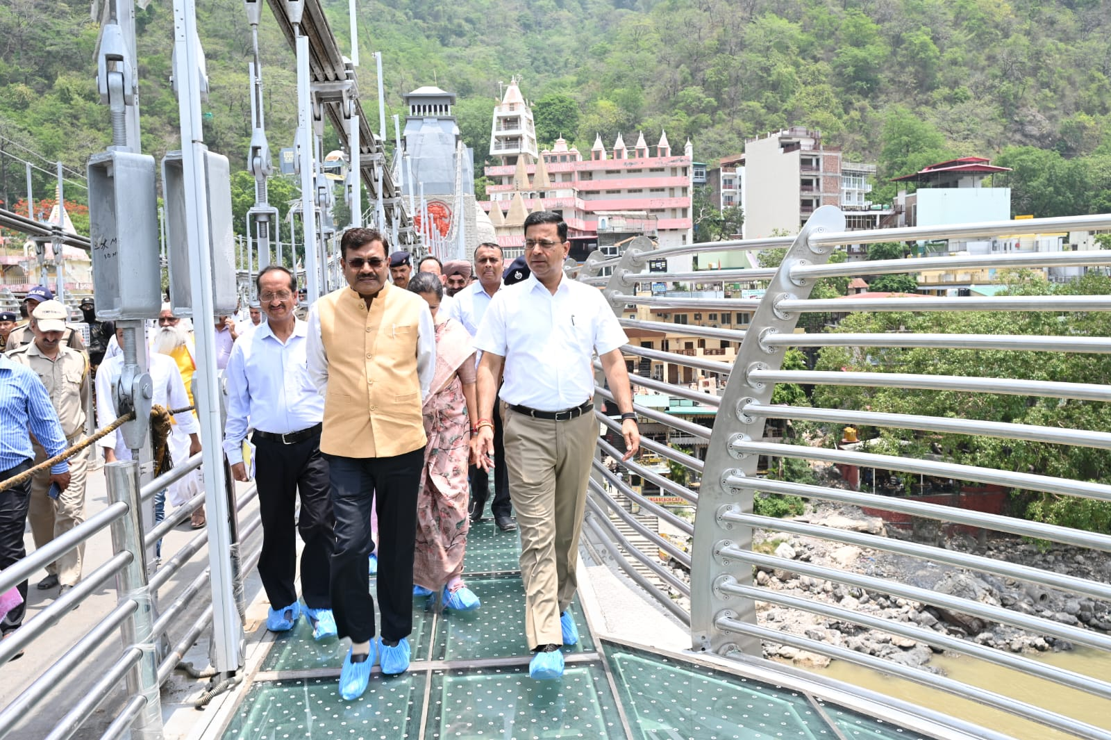 Uttarakhand News: मुख्य सचिव ने टिहरी गढ़वाल में बजरंग सेतु और हिलान्स हिमालयन भोजनालय का किया निरीक्षण