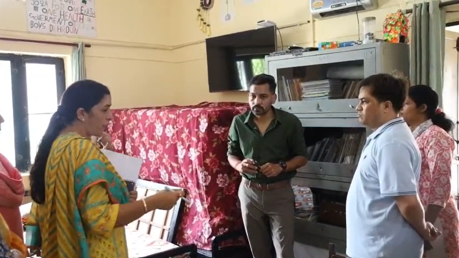 Dehradun News: देहरादून डीएम आशीष चौहान ने नारी निकेतन, बाल सुधार गृह एवं किशोरी गृह का किया निरीक्षण