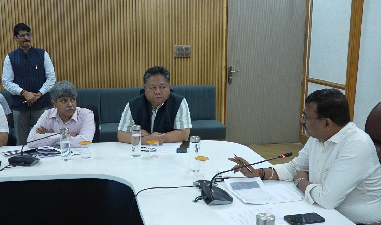 Uttrakhand News: मुख्य सचिव ने की पीएम द्वारा शिलान्यास किए प्रोजेक्ट्स की समीक्षा, गतिमान प्रोजेक्ट्स की जांची प्रगति