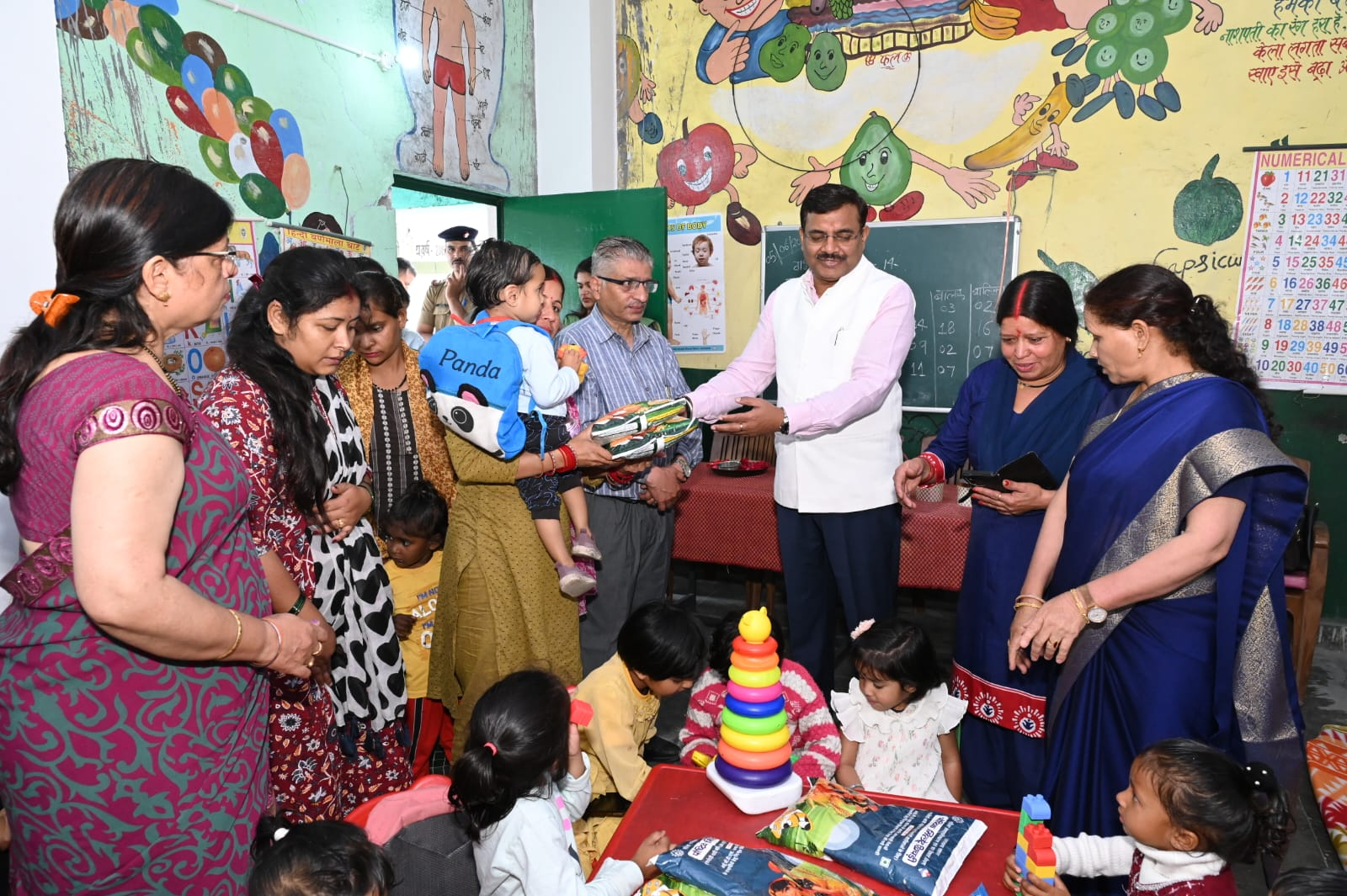 Uttarakhand News: मुख्य सचिव ने टिहरी में विद्यालय, आंगनबाड़ी केन्द्र, पुस्तकालय एवं खेल सुविधाओं का किया निरीक्षण