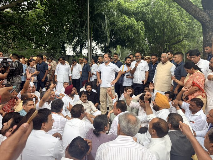 Rahul Gandhi News: पीएम आवास के बाहर जब धरने पर बैठ गए राहुल गांधी