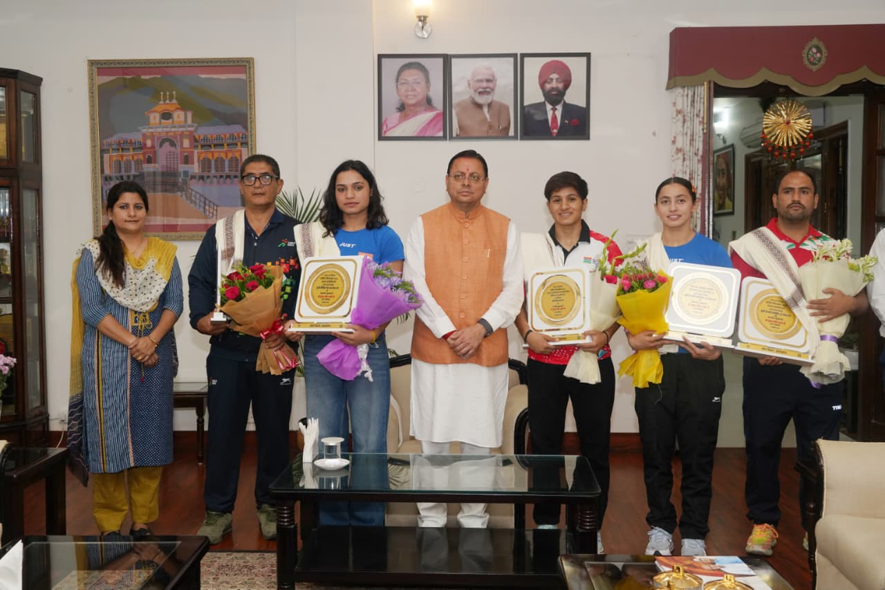 Uttarakhand News: मुख्यमंत्री धामी से मिलीं अंतरराष्ट्रीय स्तर पर पदक जीतने वाली उत्तराखंड की महिला मुक्केबाज, मुख्यमंत्री ने किया सम्मानित