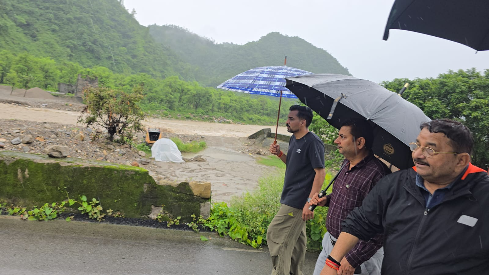 Dehradun News: भारी वर्षा के बीच ग्राउंड जीरो पर डटे रहे डीएम आशीष चौहान, खुद किया संवेदनशील क्षेत्रों का निरीक्षण