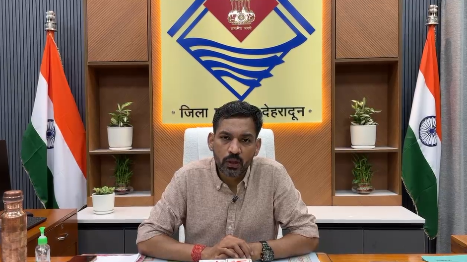 Dehradun News: देहरादून के डीएम ने लिया आपदा कंट्रोल रूम का जायजा,अधिकारियों को दी ये चेतावनी