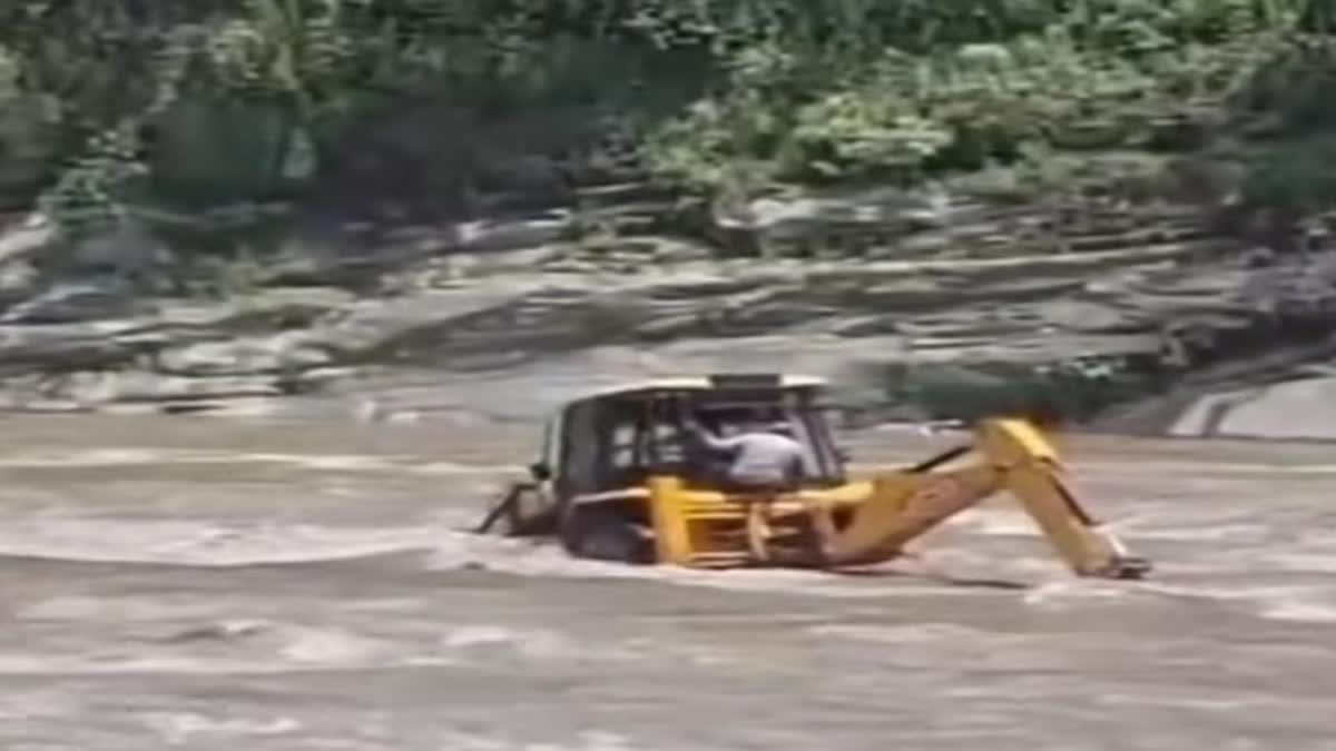 Rudraprayag JCB News: केदारघाटी में मंदाकिनी का तांडव, नदी में फंसी JCB