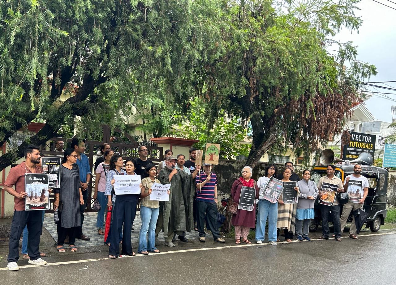 ​Rishikesh Tree Cutting Protest News: ऋषिकेश-भानियावाला हाईवे पर पेड़ों की कटान के खिलाफ एनएचएआई (NHAI) कार्यालय पर जोरदार प्रदर्शन