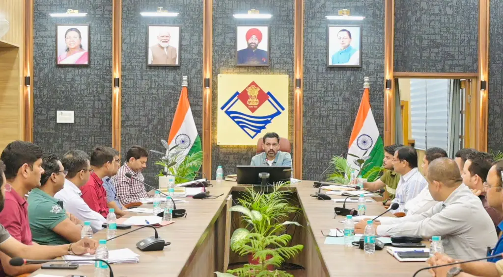 Dehradun News: मानसून को लेकर डीएम देहरादून सख्त, जलभराव, जर्जर भवन, गड्ढों, विद्युत सुरक्षा एवं डेंगू नियंत्रण पर दिए कड़े निर्देश
