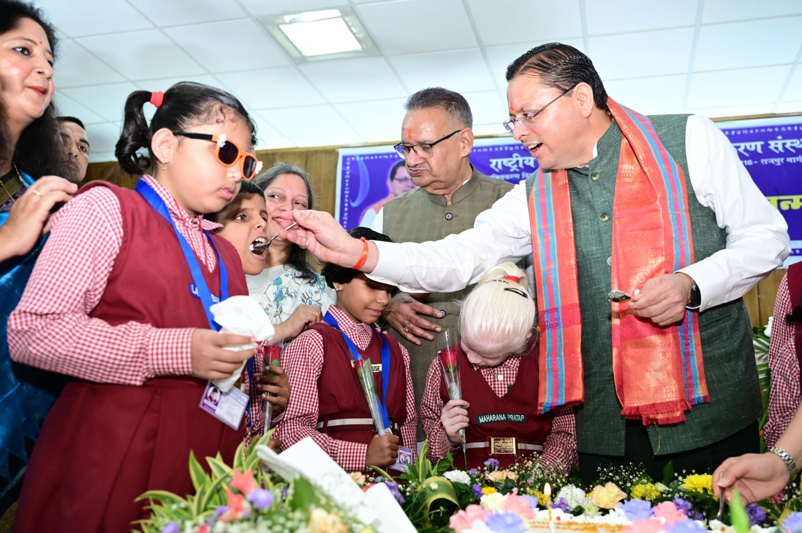 CM Dhami Birthday: दिव्यांग बच्चों के बीच मुख्यमंत्री पुष्कर सिंह धामी ने मनाया अपना जन्म दिवस
