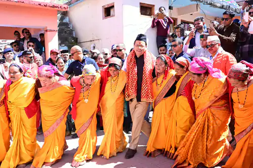Badrinath News: बद्रीनाथ धाम पहुंचे मुख्यमंत्री पुष्कर सिंह धामी, सेना की बंदूक से की शूटिंग