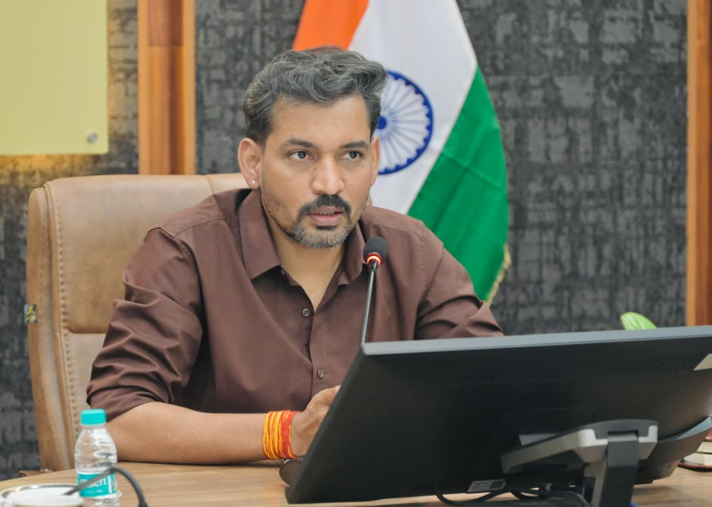 Dehradun DM News: डीएम की सराहनीय पहल: रेयर डिजीज पीड़ित बच्चों को ₹9.60 लाख की आर्थिक मदद