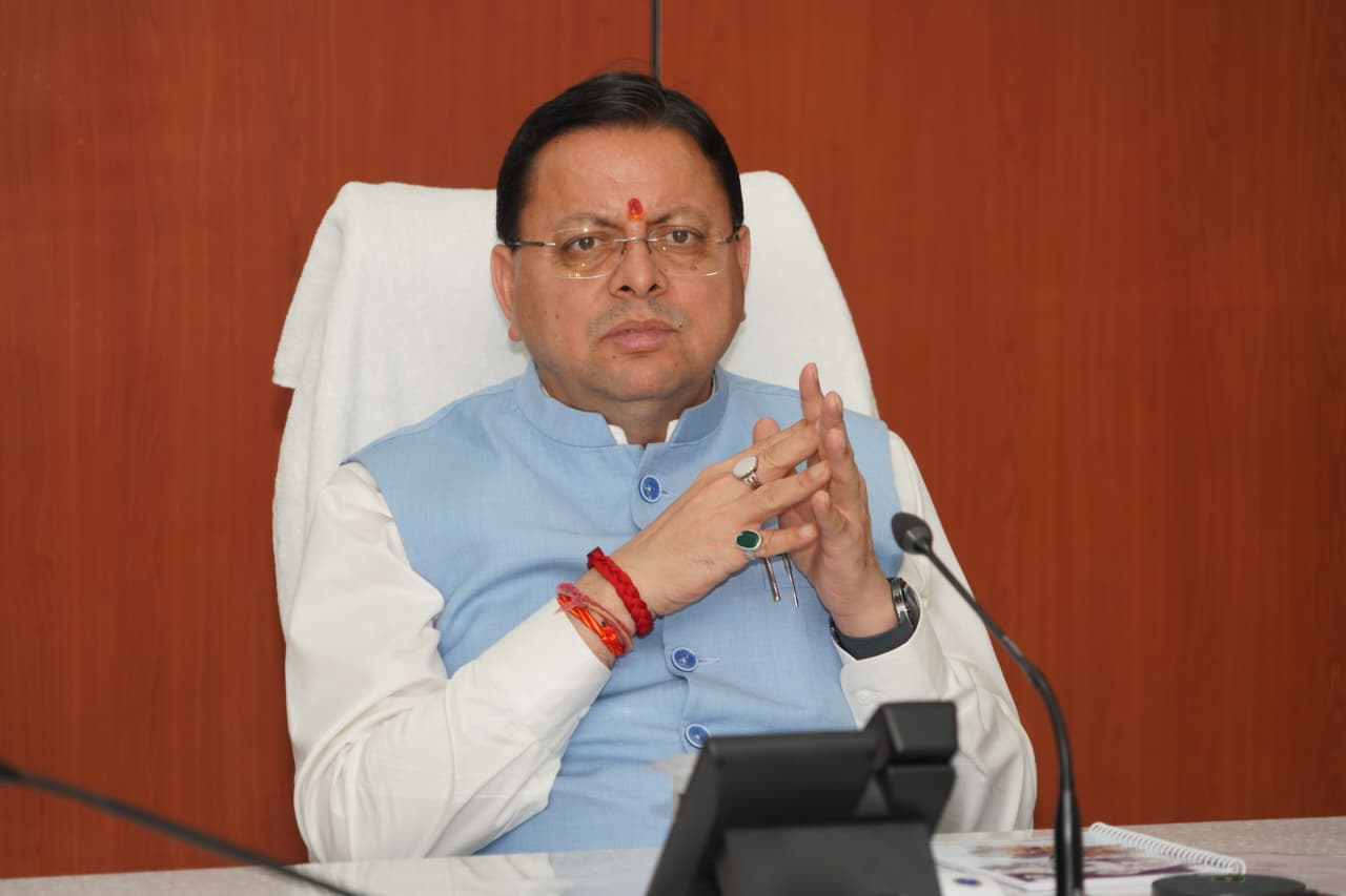 CM Dhami News: उत्तराखंड में फंसे ट्रैकर्स सीएम धामी पहुंचे