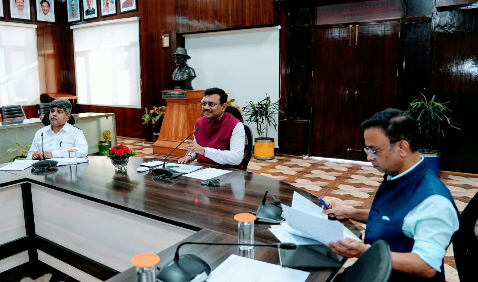Chief Secretary: मुख्य सचिव ने की 25 बिंदु कार्यक्रम की समीक्षा,योजनाओं की प्रगति के साथ आमजन को मिल रहे लाभ का भी करें आंकलन