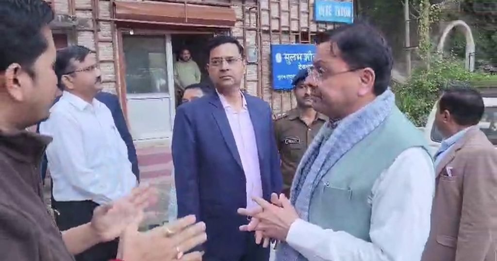 देवप्रयाग में सुलभ शौचालय की स्वच्छता व्यवस्था का निरीक्षण करते सीएम धामी।