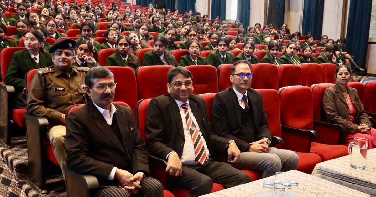 देहरादून के विनबर्ग एलन स्कूल में सुरक्षित बचपन जागरूकता अभियान के तहत विद्यार्थियों को बाल अधिकारों और POCSO एक्ट की जानकारी देते न्यायिक अधिकारी